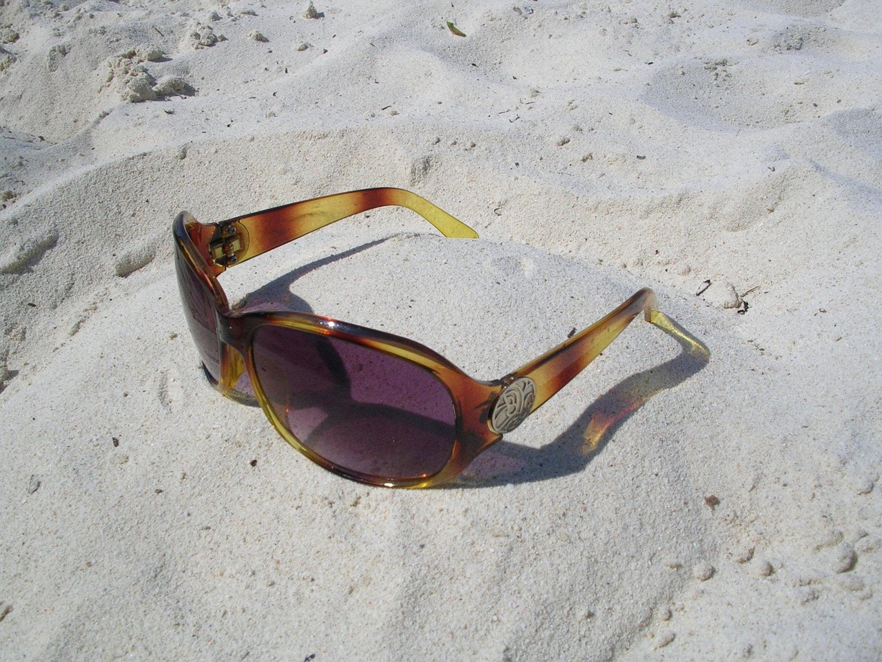 shades-15160_1280